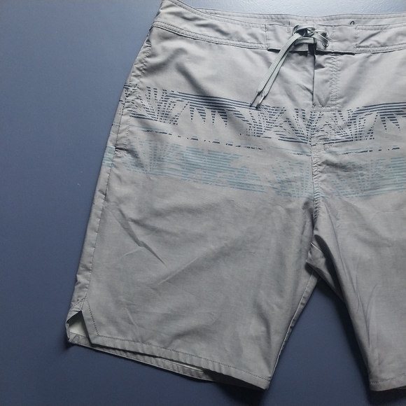Travis Mathew Board Shorts Size 40 - Picture 3 of 14
